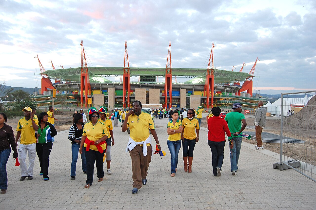 O estádio virou praça de alimentação. O torcedor foi embora